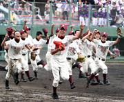 優勝を決めた旭川大高は笑顔でスタンドに向かって駆け出す