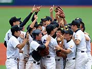 中越対日本文理 甲子園出場を決めた日本文理ナインは歓喜の輪を作った(撮影・柴田隆二)