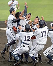優勝が決まり喜ぶ札幌一ナイン（撮影・長島一浩）