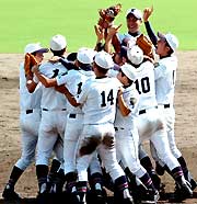 初優勝を決めマウンド付近で大喜びの華陵ナイン