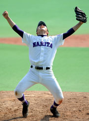 東海大望洋対成田　成田・中川は１安打完封で甲子園出場を決めガッツポーズをする（撮影・柴田隆二）