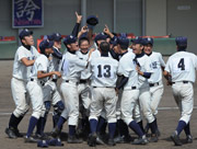 喜びを爆発させるエース森（左から４人目）ら西日本短大付