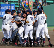 岐阜大会を制し、喜びを爆発させる土岐商ナイン（撮影・桜井希望）