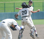 勝利の瞬間、抱き合う一関学院のバッテリー、沼田健人投手（２年）と九島匡平捕手（２年）。左は盛岡大付の最後の打者、白石猛紘（３年）
