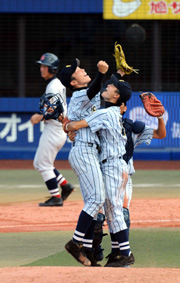 ３３年ぶりに優勝を決め、染谷（右）と抱き合って喜ぶ東海大相模の一二三（撮影・山崎哲司）