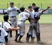 １０年ぶり７度目の優勝を飾った九州学院ナインは完投した渡辺政孝（左から３人目）に駆け寄り歓喜に沸く