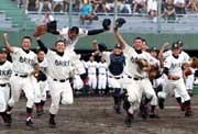 旭川実対武修館　優勝を決めスタンドに歓喜して駆け出す旭川実ナイン（撮影・黒川智章）