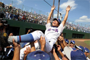 花咲徳栄を下し甲子園出場を決め胴上げされる本庄一・谷本