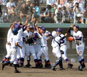連覇を決めた瞬間、エース長谷川を中心にＮＯ・１ポーズの常葉橘ナイン（撮影・為田聡史）