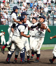 １９年ぶりの優勝を果たし歓喜して抱き合う北照ナイン