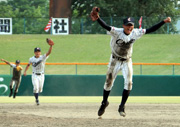 延長１２回裏、山形中央エース横山は春に続く甲子園出場を決め、雄たけびを上げる
