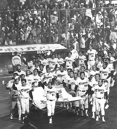 ８５年、リーグ優勝後、甲子園に凱旋し場内一周するタイガースナイン