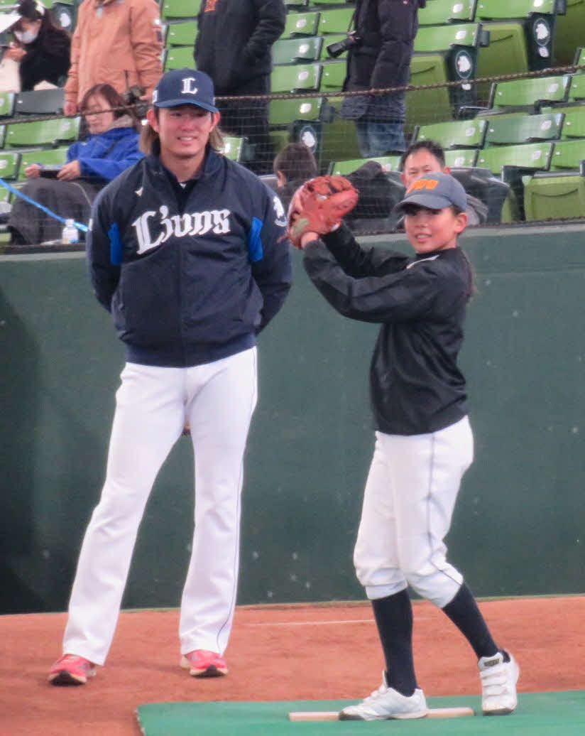 野球教室で西武・今井の指導を受ける立川PWWの前川紗里奈さん（右）