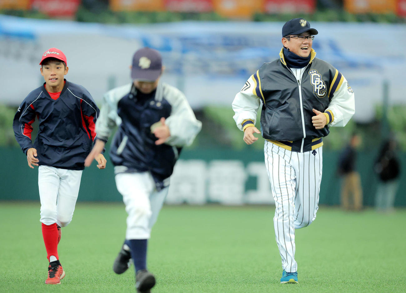 子どもたちとウオーミングアップする古田氏