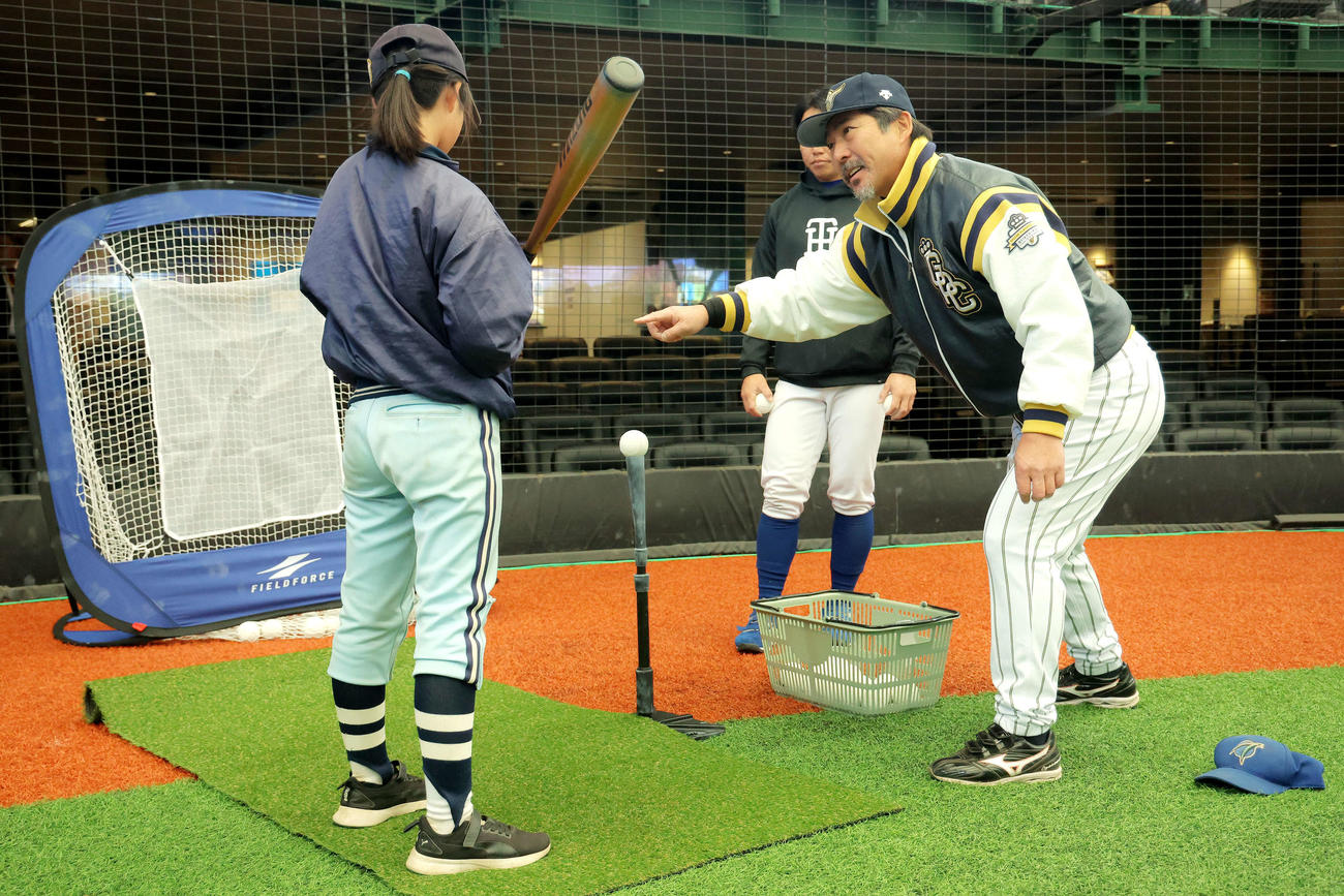 野球教室で子どもたちに教える小笠原氏