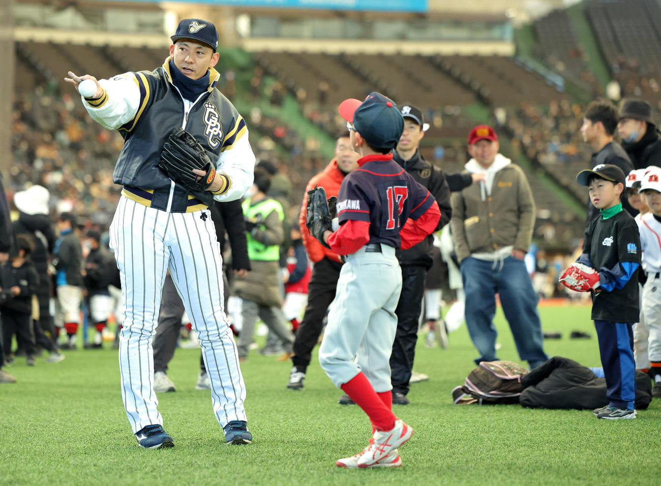 野球教室で子どもたちに教える西武栗山