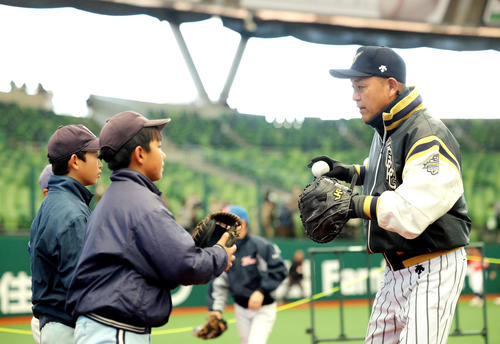 野球教室で子どもたちに教える谷繁氏(撮影・河田真司)