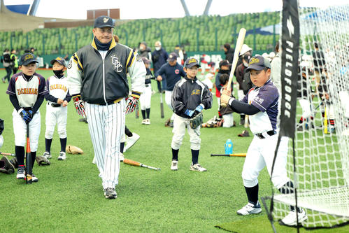 野球教室で子どもたちに教える井口氏