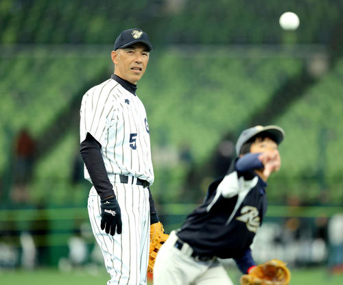 野球教室で子どもたちに教える和田氏