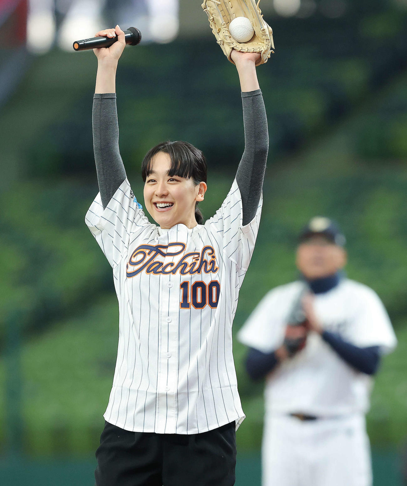 立川対名球会　開始前、始球式を終え声援に応える浅田真央さん（撮影・河田真司）