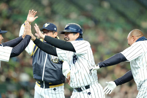 立川対名球会　7回裏、サヨナラ打を放ち喜ぶ小笠原氏