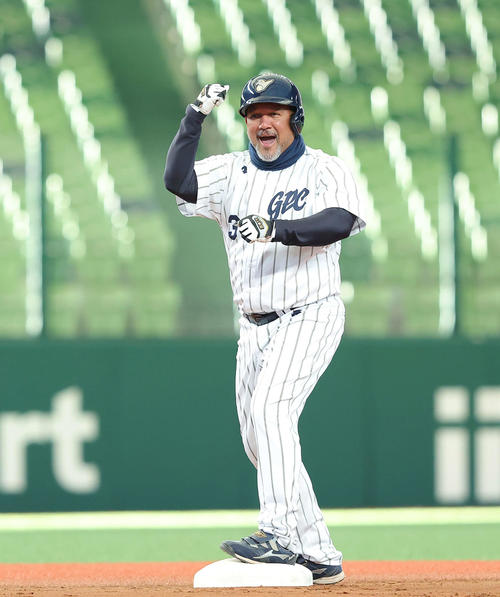 立川対名球会　6回裏、同点2点適時二塁打を放つラミレス氏