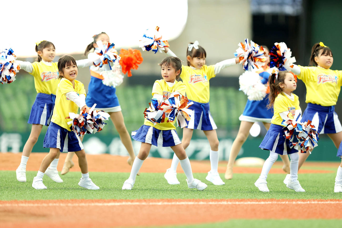 立川対名球会　試合前、パフォーマンスするFairy DICE