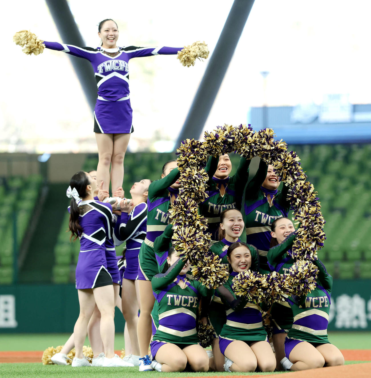立川対名球会　開始前、パフォーマンスする東京女子体育大・東京女子体育短期大チアリーディング部（撮影・河田真司）