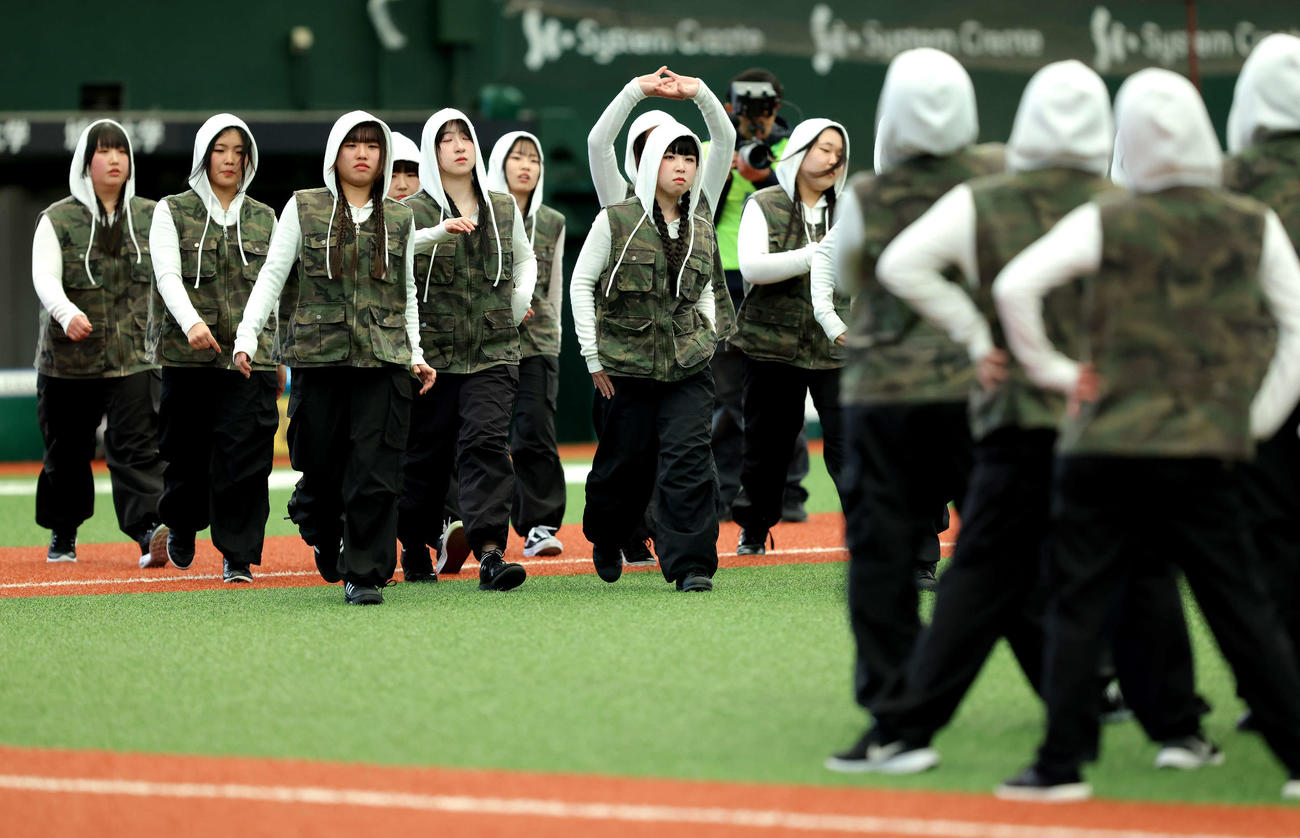 立川対名球会　試合前、パフォーマンスする立川女子高等学校ダンス部