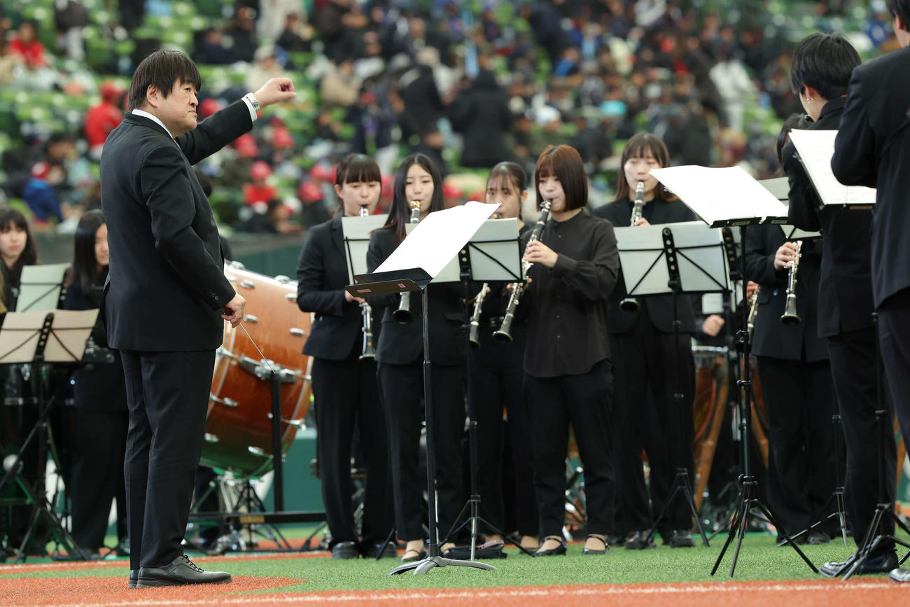 立川対名球会　試合前、演奏する国立音楽大学ブラスオルケスター