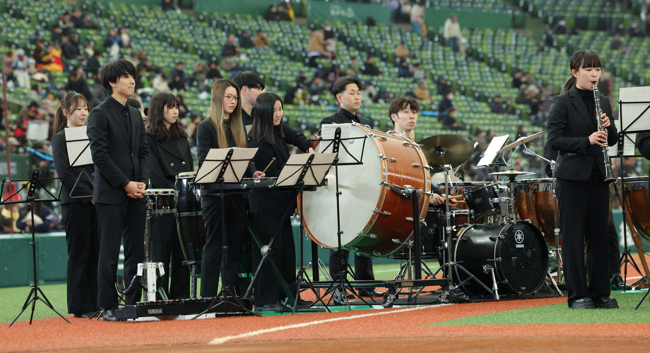 立川対名球会　試合後、演奏する国立音楽大学ブラスオルケスター（撮影・河田真司）