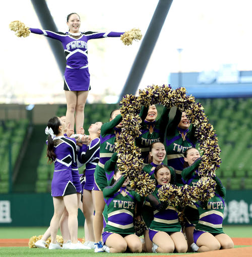 立川対名球会 開始前、パフォーマンスする東京女子体育大・東京女子体育短期大チアリーディング部(撮影・河田真司)