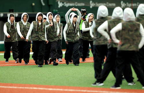 立川対名球会 試合前、パフォーマンスする立川女子高等学校ダンス部
