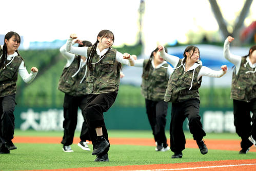 立川対名球会 試合前、パフォーマンスする立川女子高等学校ダンス部(撮影・河田真司)