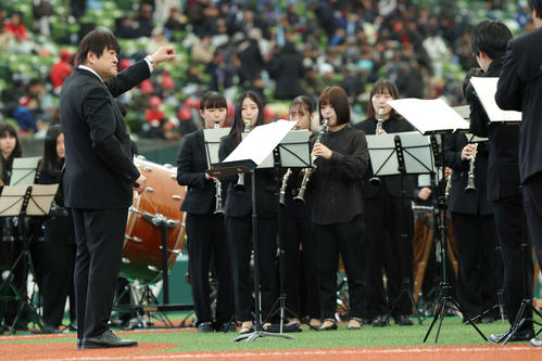 立川対名球会 試合前、演奏する国立音楽大学ブラスオルケスター