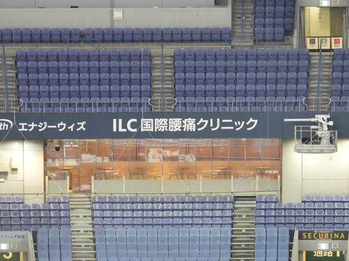 京セラドーム大阪のバックネット裏5階観客席前看板