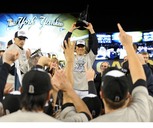 2009年11月4日、ワールドシリーズ制覇し、MVPに選ばれた松井氏は、ナインの祝福を受けながら笑顔でトロフィーを上げる（撮影・菅敏）