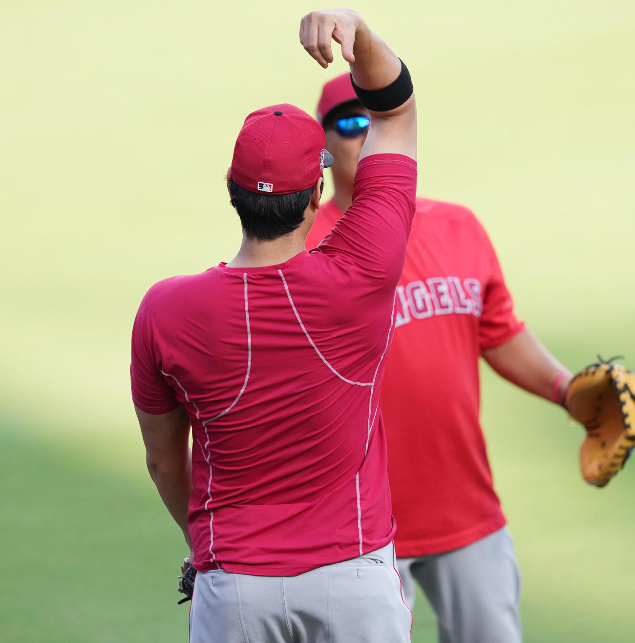 練習するエンゼルス大谷は、突然スタンドに後ろ向きにボールを投げ入れる（撮影・菅敏）