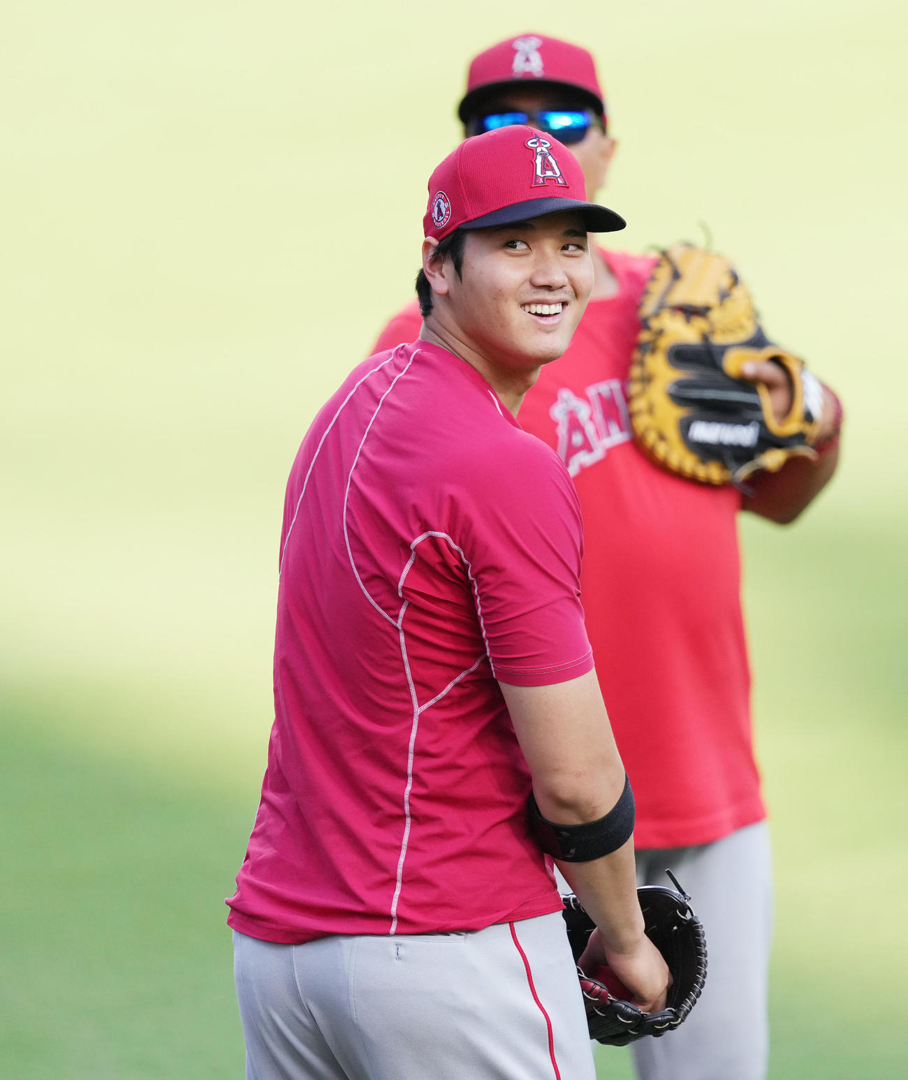 スタンドにボールを投げ入れたエンゼルス大谷は、振り返りこの笑顔（撮影・菅敏）