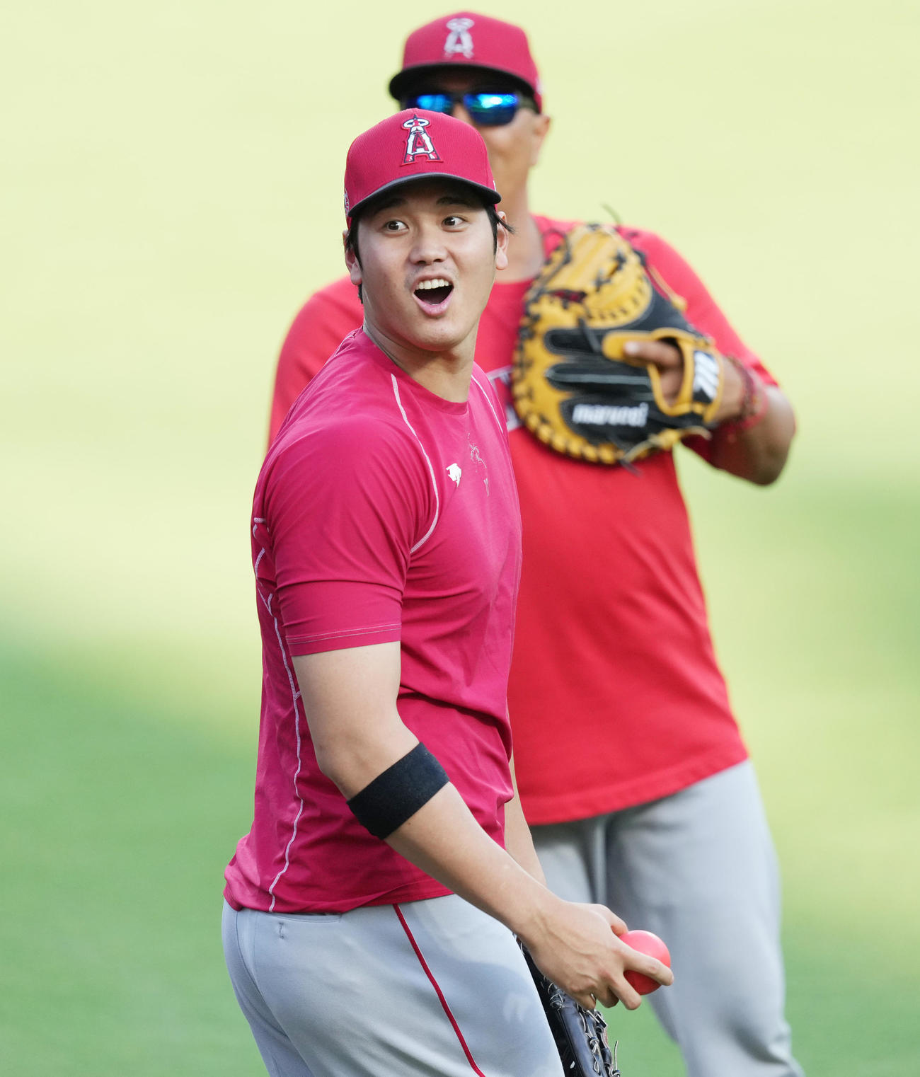 スタンドにボールを投げ入れたエンゼルス大谷は、ファンがキャッチすると驚いた表情（撮影・菅敏）