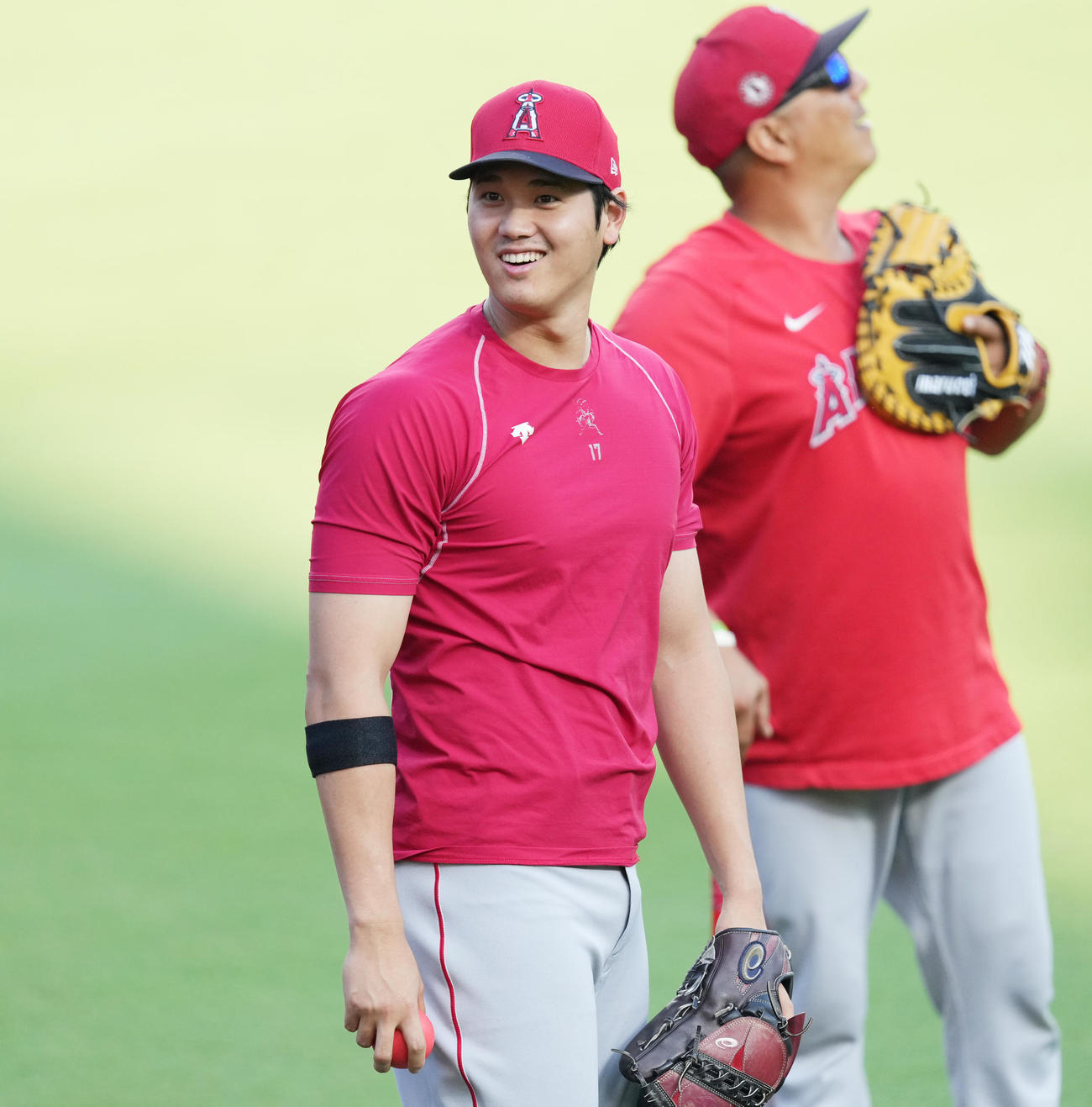 スタンドにボールを投げ入れたエンゼルス大谷は、ファンがキャッチすると驚いた表情（撮影・菅敏）
