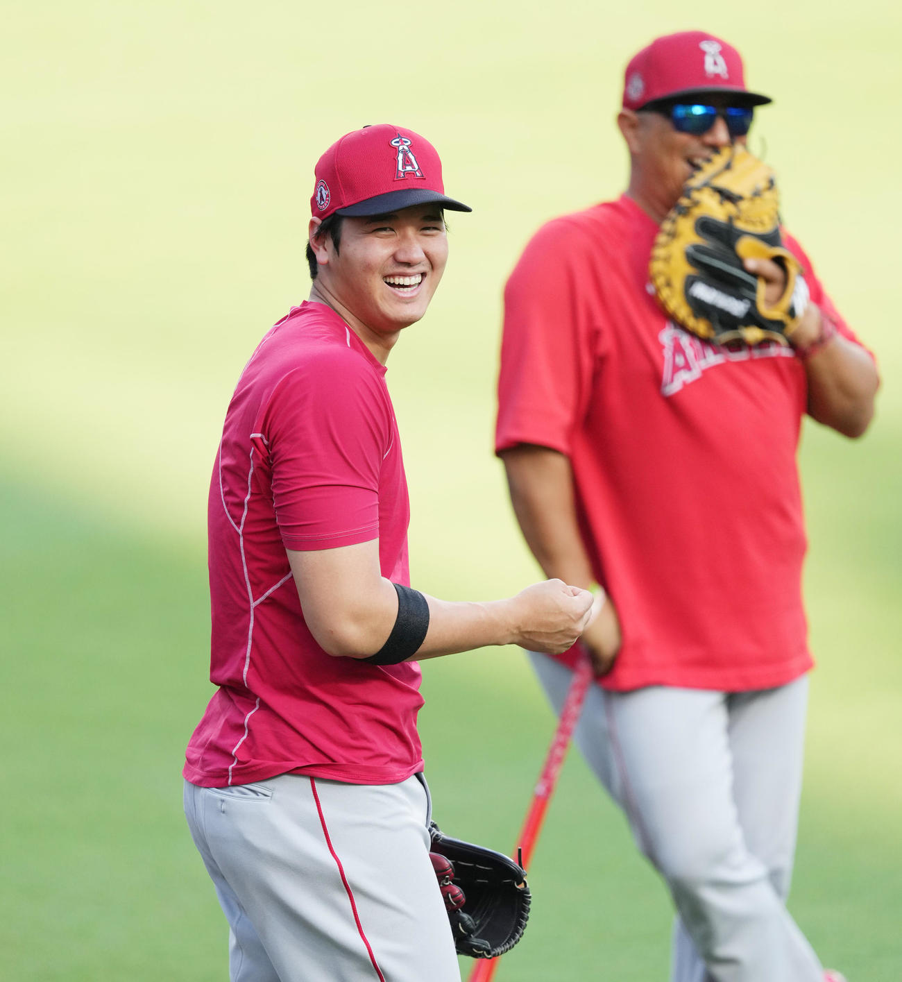 スタンドにボールを投げ入れたエンゼルス大谷翔平は、ファンがキャッチし満面の笑みを浮かべる（撮影・菅敏）