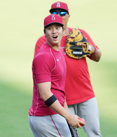 スタンドにボールを投げ入れたエンゼルス大谷は、ファンがキャッチすると驚いた表情（撮影・菅敏）