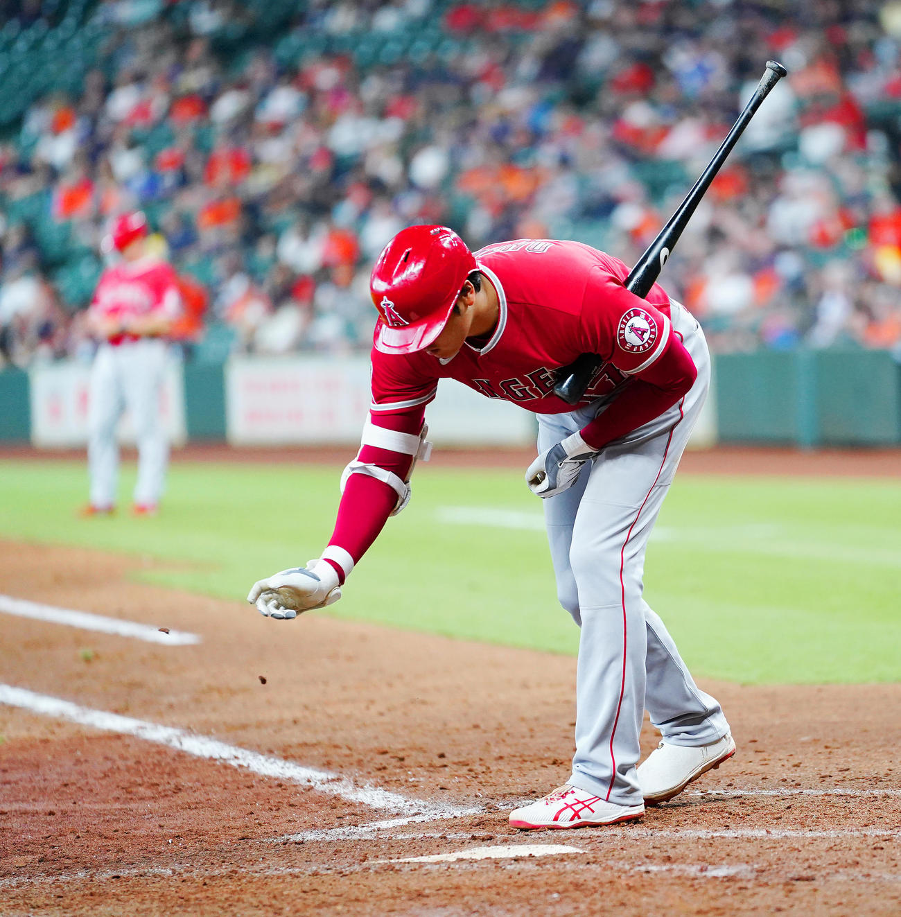 11日のアストロズ戦で打席に入ったエンゼルス大谷は何かを見つけて取り除く（撮影・菅敏）
