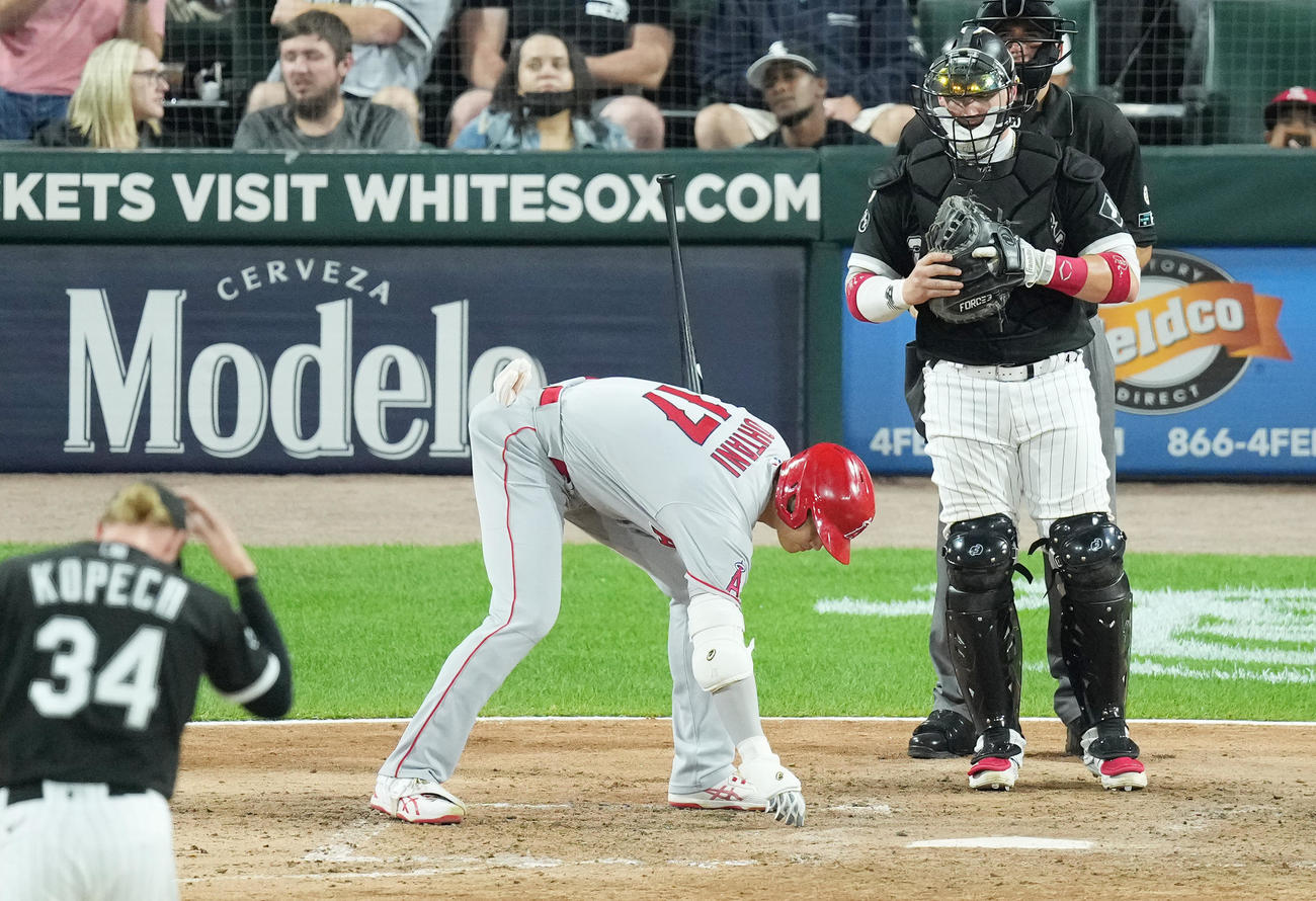 15日のホワイトソックス戦で打席に入ったエンゼルス大谷翔平は、バッターボックスをきれいにするエンゼルス大谷撮影・菅敏）