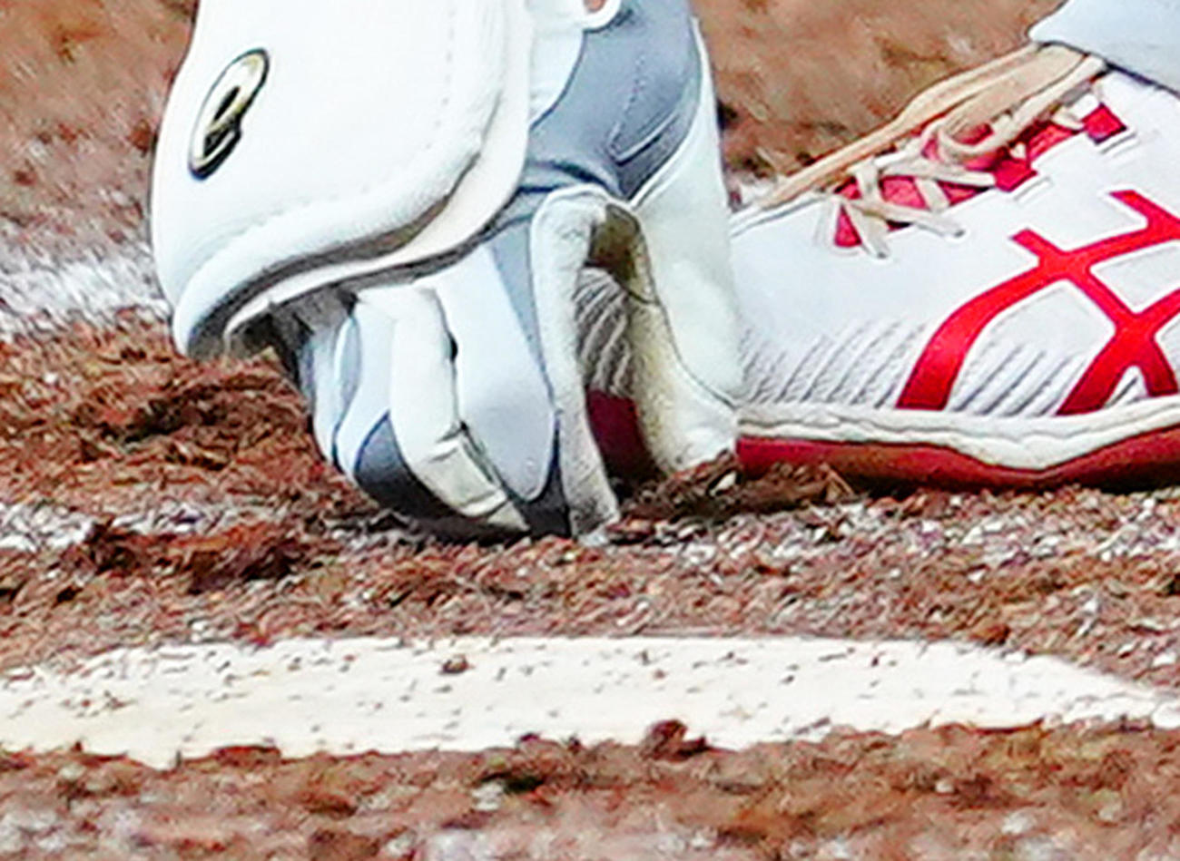 11日のアストロズ戦で打席に入ったエンゼルス大谷は何かを見つけて取り除く。何だろうこれ？（撮影・菅敏）