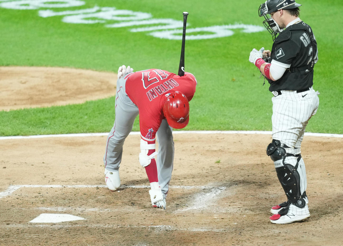 14日のホワイトソックスで打席に入ったエンゼルス大谷は、何かを見つけ取り除く（撮影・菅敏）