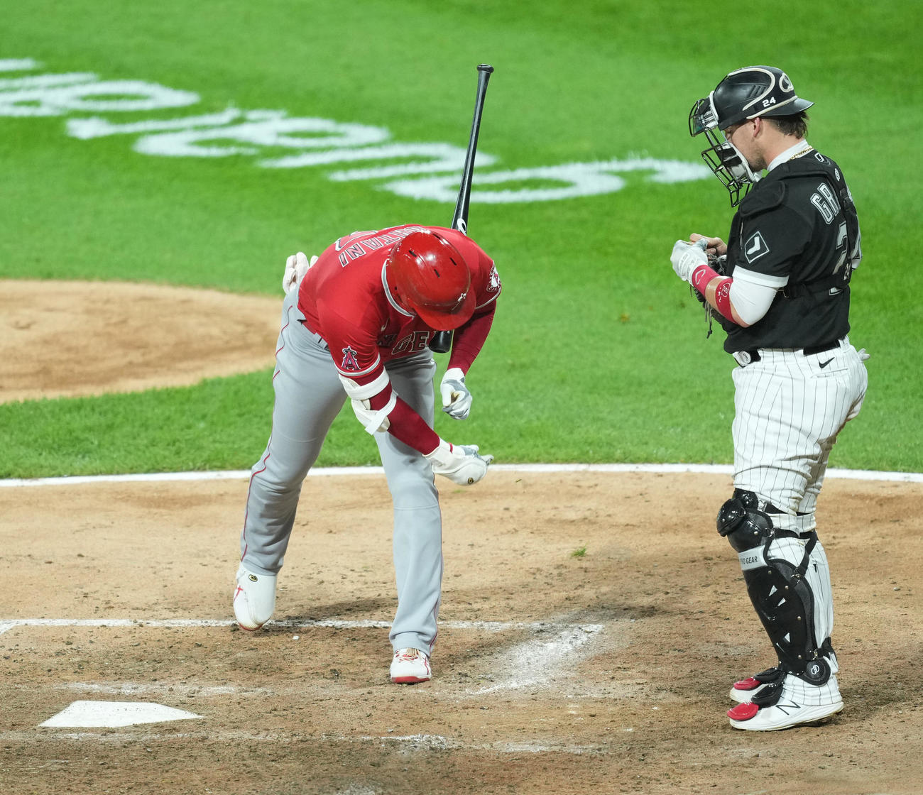 14日のホワイトソックスで打席に入ったエンゼルス大谷は、何かを見つけ取り除く。何だろうそれ？（撮影・菅敏）