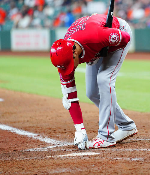 11日のアストロズ戦で打席に入ったエンゼルス大谷は何かを見つけて取り除く（撮影・菅敏）