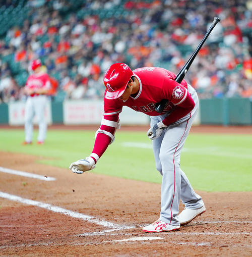 11日のアストロズ戦で打席に入ったエンゼルス大谷は何かを見つけて取り除く（撮影・菅敏）